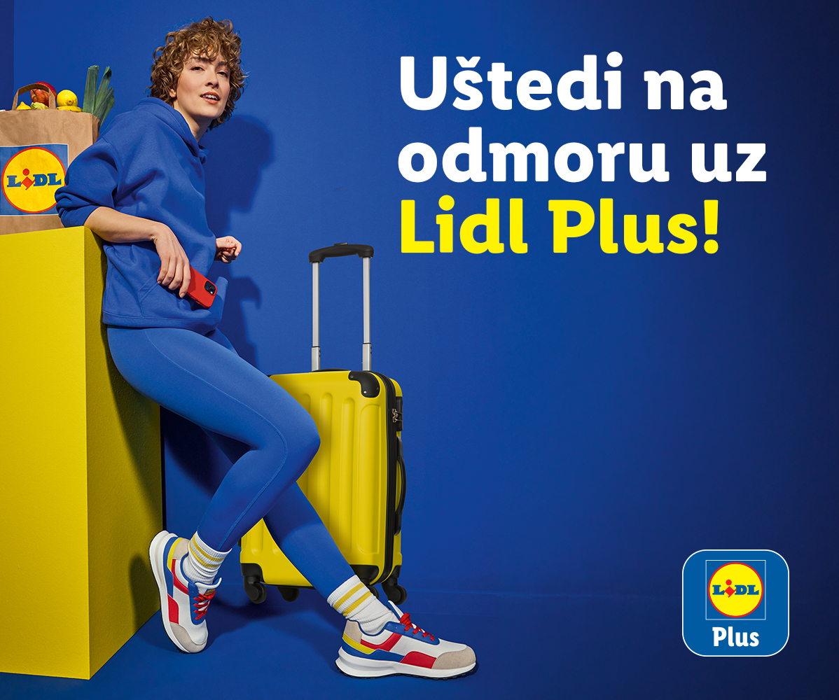 Žena u plavoj odeći sa žutim koferom i torbom za kupovinu, tekst: Uštedi na odmoru uz Lidl Plus!