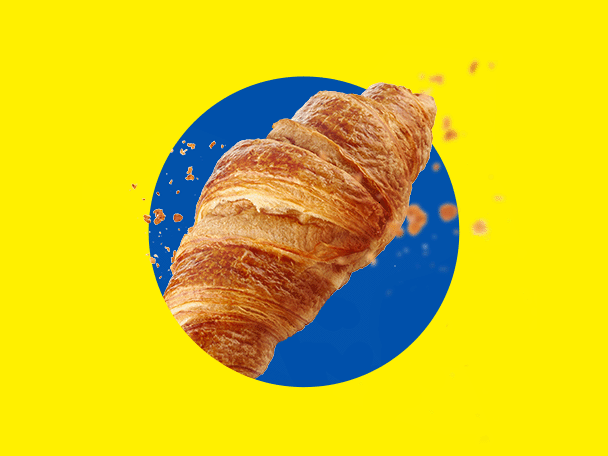 Zlatni, hrskavi kroasan na žutoj pozadini sa plavim krugom.
