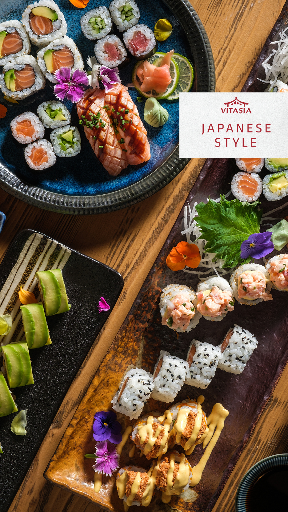 Raznovrsni suši i rolnice na tanjirima, sa logom Vitasia Japanese Style.