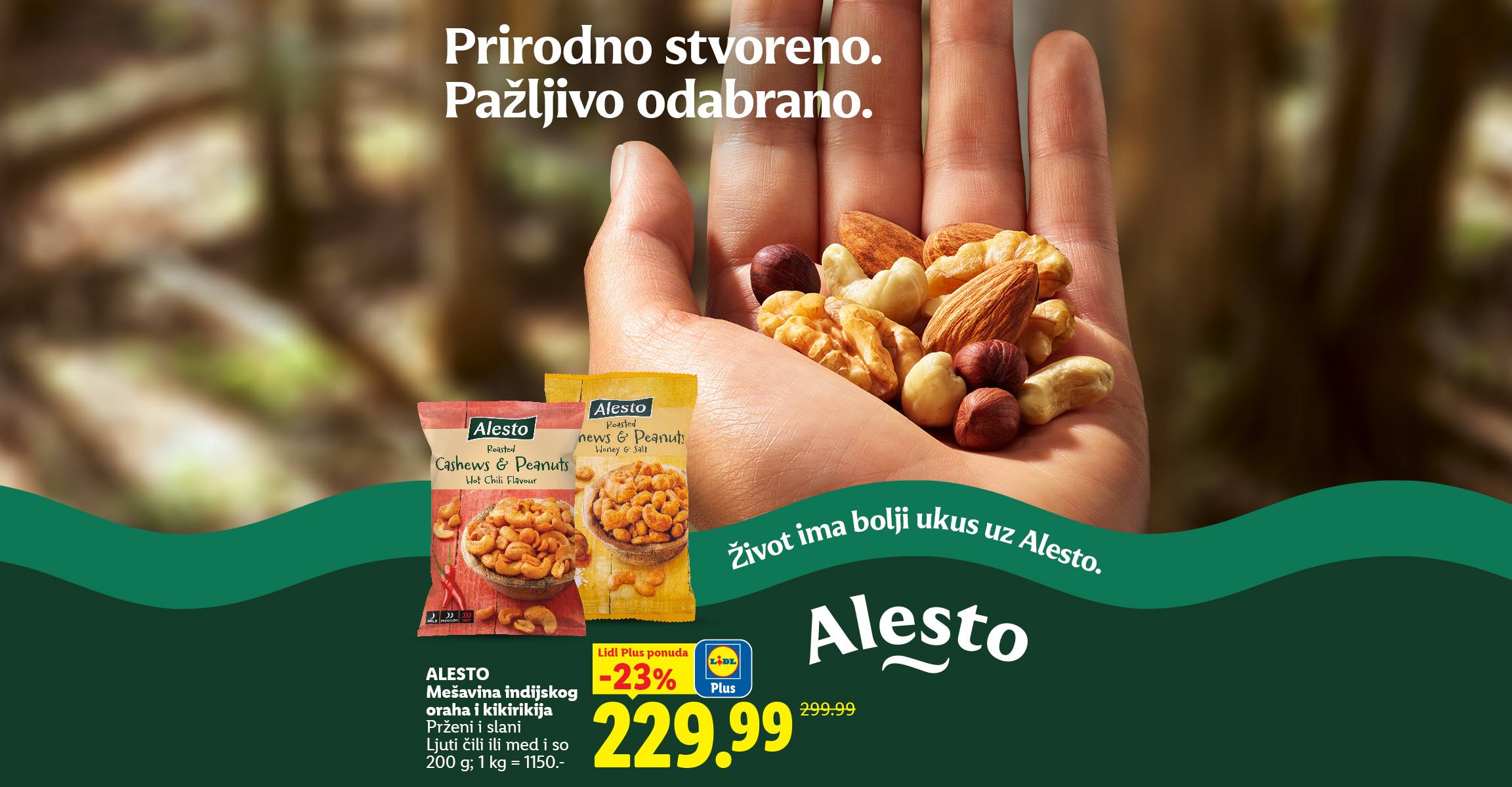 Ruka drži mešavinu orašastih plodova, sa pakovanjima prženih indijskih oraha i kikirikija u pozadini, uz natpis 'Prirodno stvoreno. Pažljivo odabrano.'