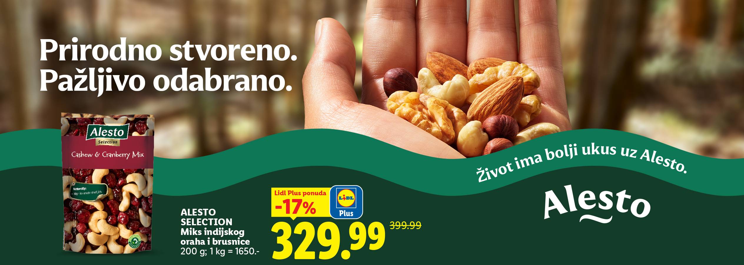 Ruka drži mešavinu orašastih plodova, sa pakovanjem mešavine indijskog oraha i brusnice, uz natpis „Prirodno stvoreno. Pažljivo odabrano.“ i „Život ima bolji ukus uz Alesto.“