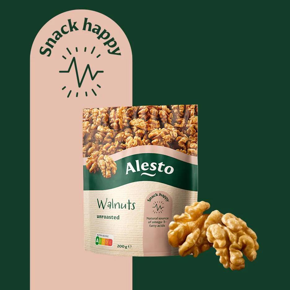 Pakovanje nepečenih oraha sa natpisom „Snack happy“ i informacijama o omega-3 masnim kiselinama.