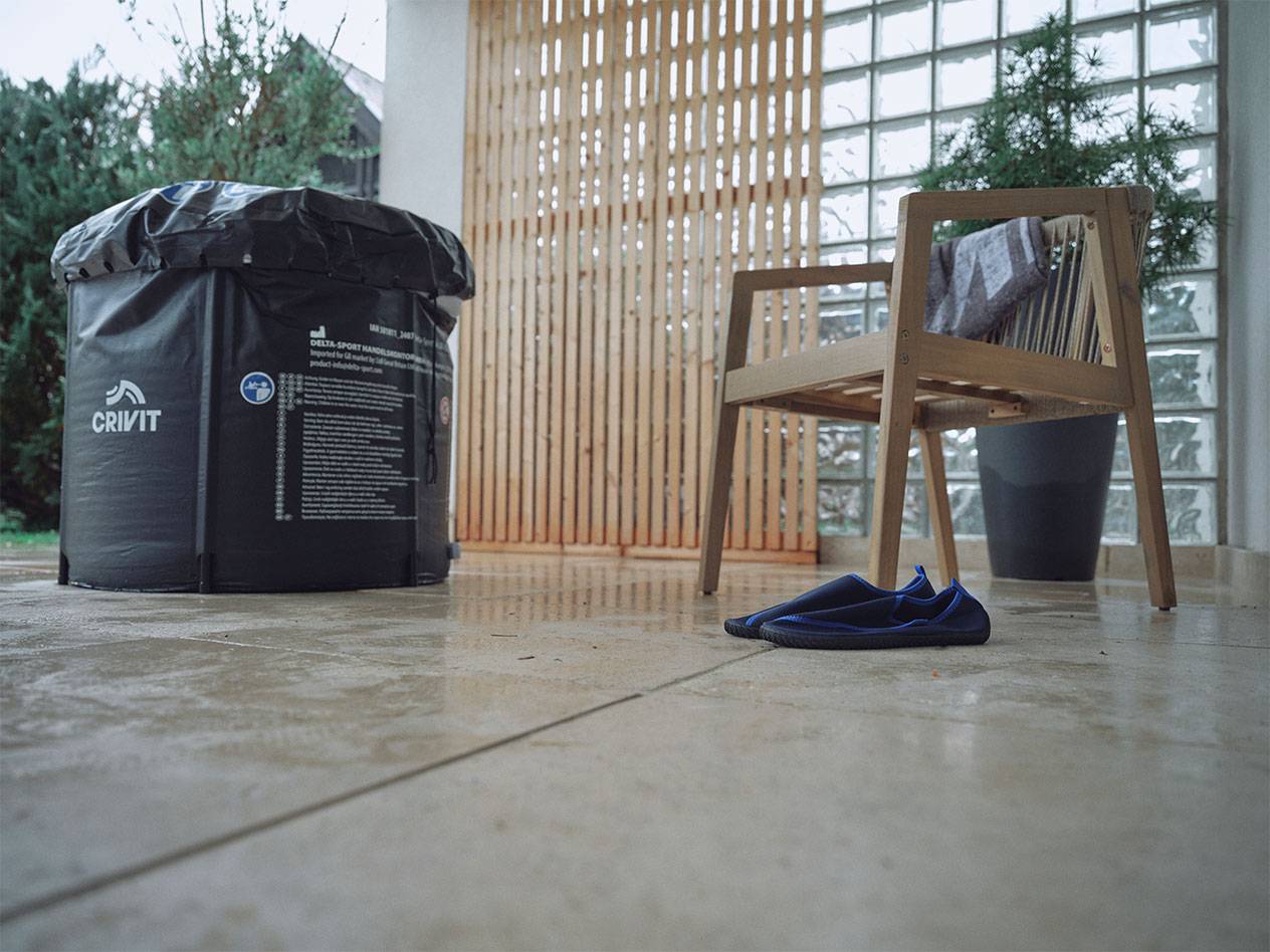 Crivit bazen na naduvavanje i cipele za vodu na terasi.