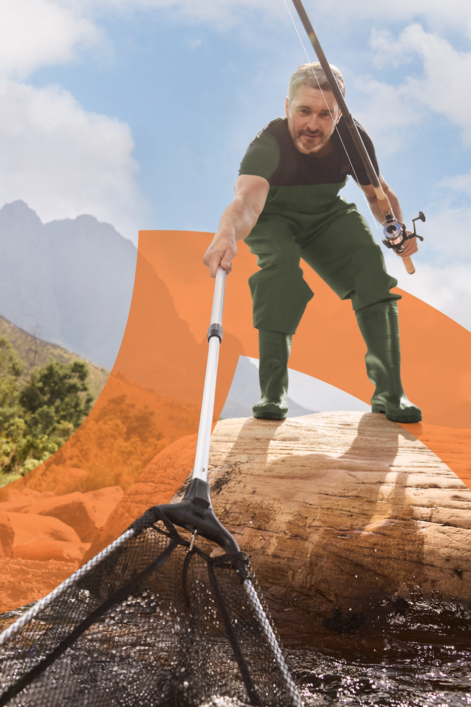 Muškarac u ribarskom odelu sa štapom za pecanje i mrežom za hvatanje ribe.