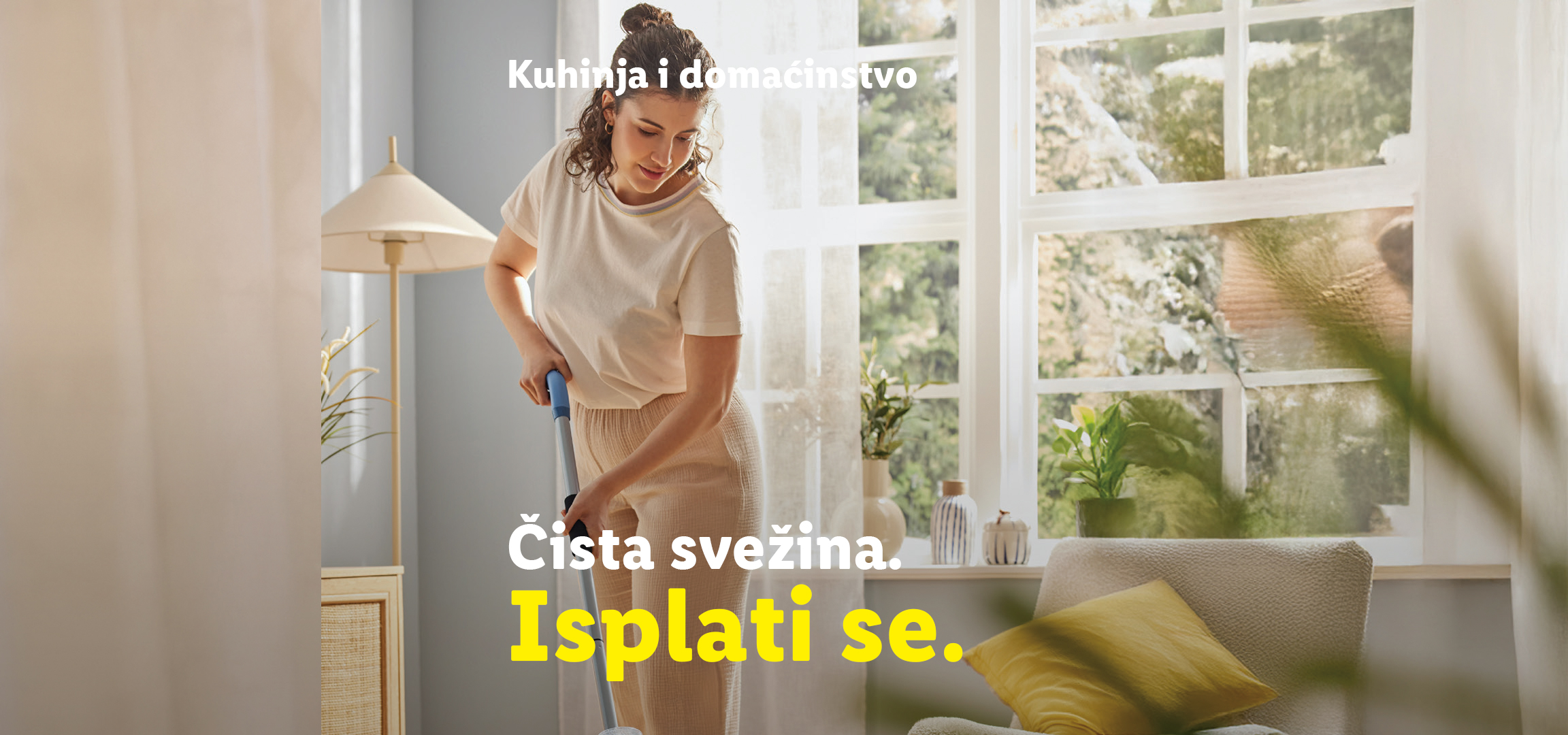 Žena pegla odeću parnom peglom, druga žena čisti pod, tekst: Kuhinja i domaćinstvo, Čista svežina. Isplati se.