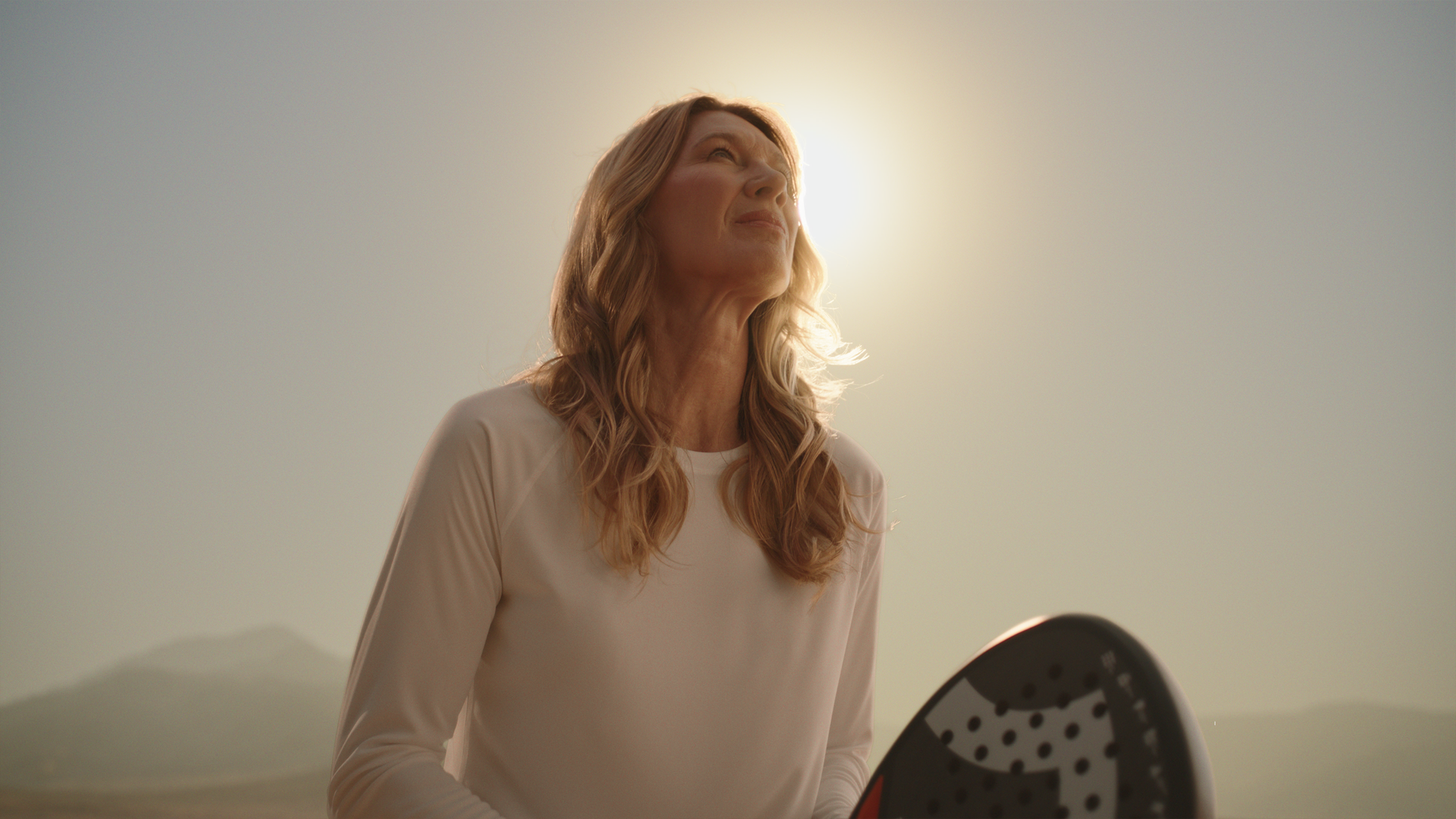 AI generisano - Stefanie Graf u sportskoj majici sa padel reketom