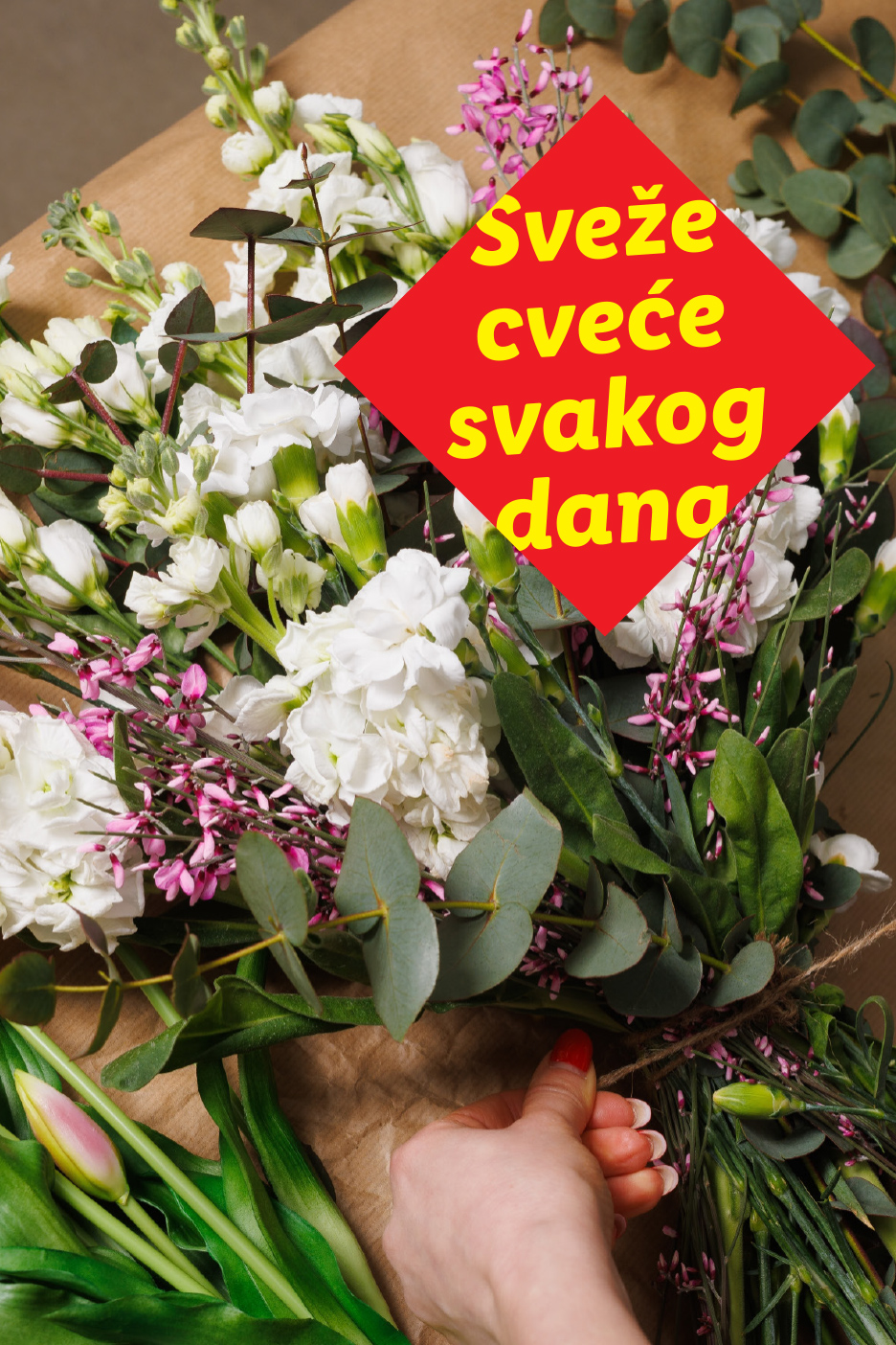 Buket belog cveća i zelenila sa natpisom „Sveže cveće svakog dana“.