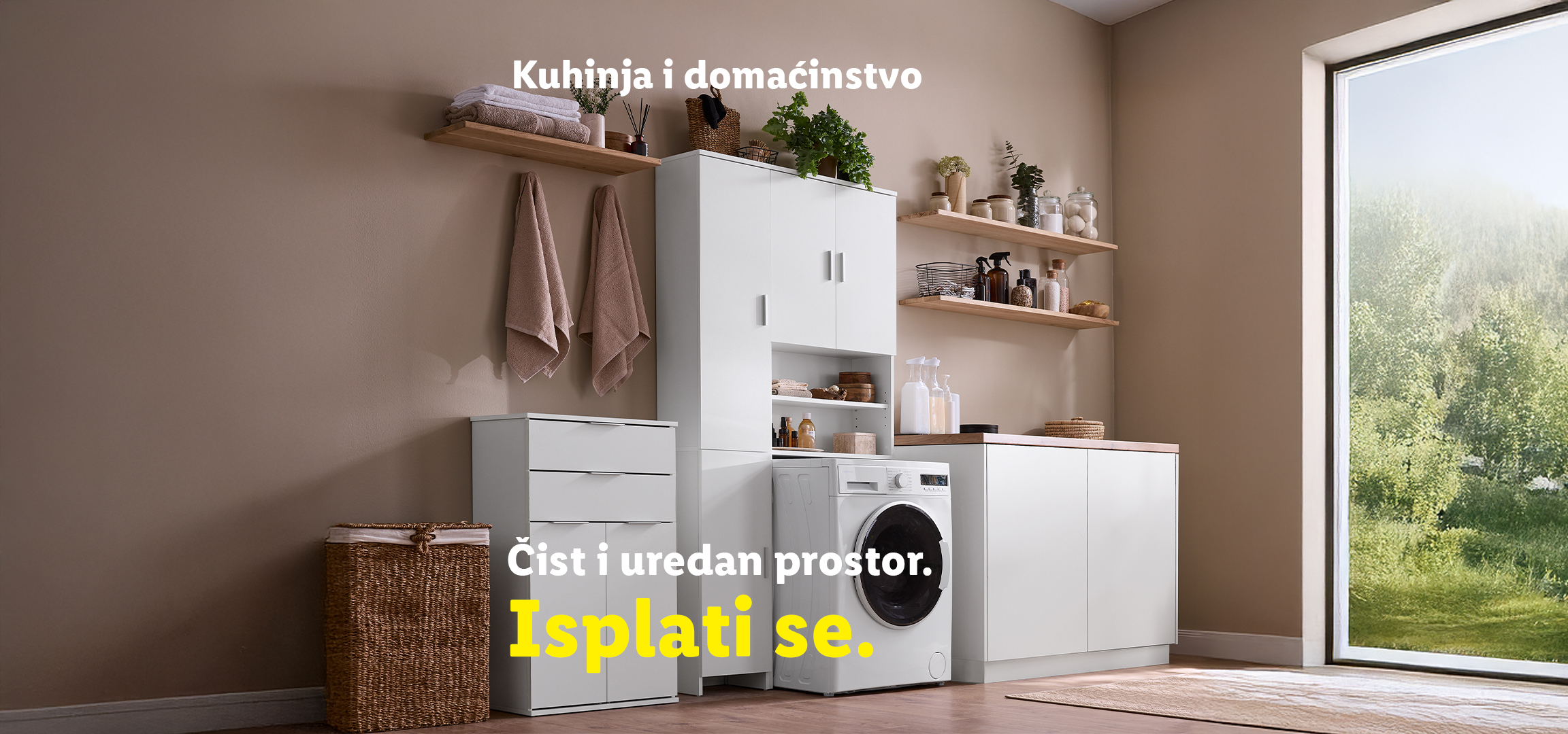 Kuhinja i domaćinstvo: Čist i uredan prostor. Isplati se. Prikaz vešernice sa mašinom za veš i kutijama za odlaganje.