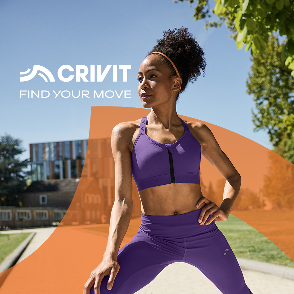 Žena u ljubičastom sportskom topu i helankama, sa natpisom 'FIND YOUR MOVE'.