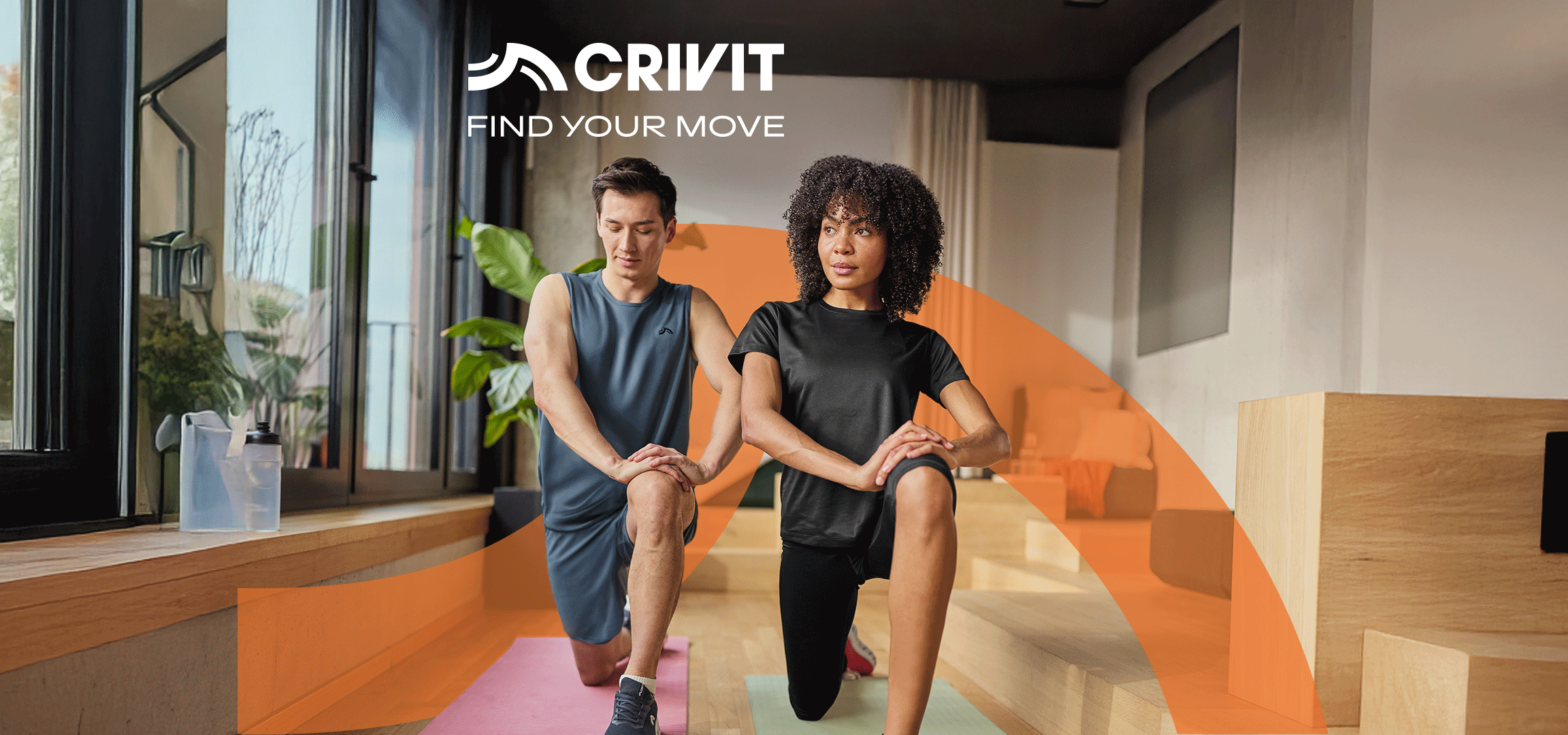 Dvoje ljudi vežba u sportskoj odeći, dok treći nosi sportsku torbu. Tekst: FIND YOUR MOVE.