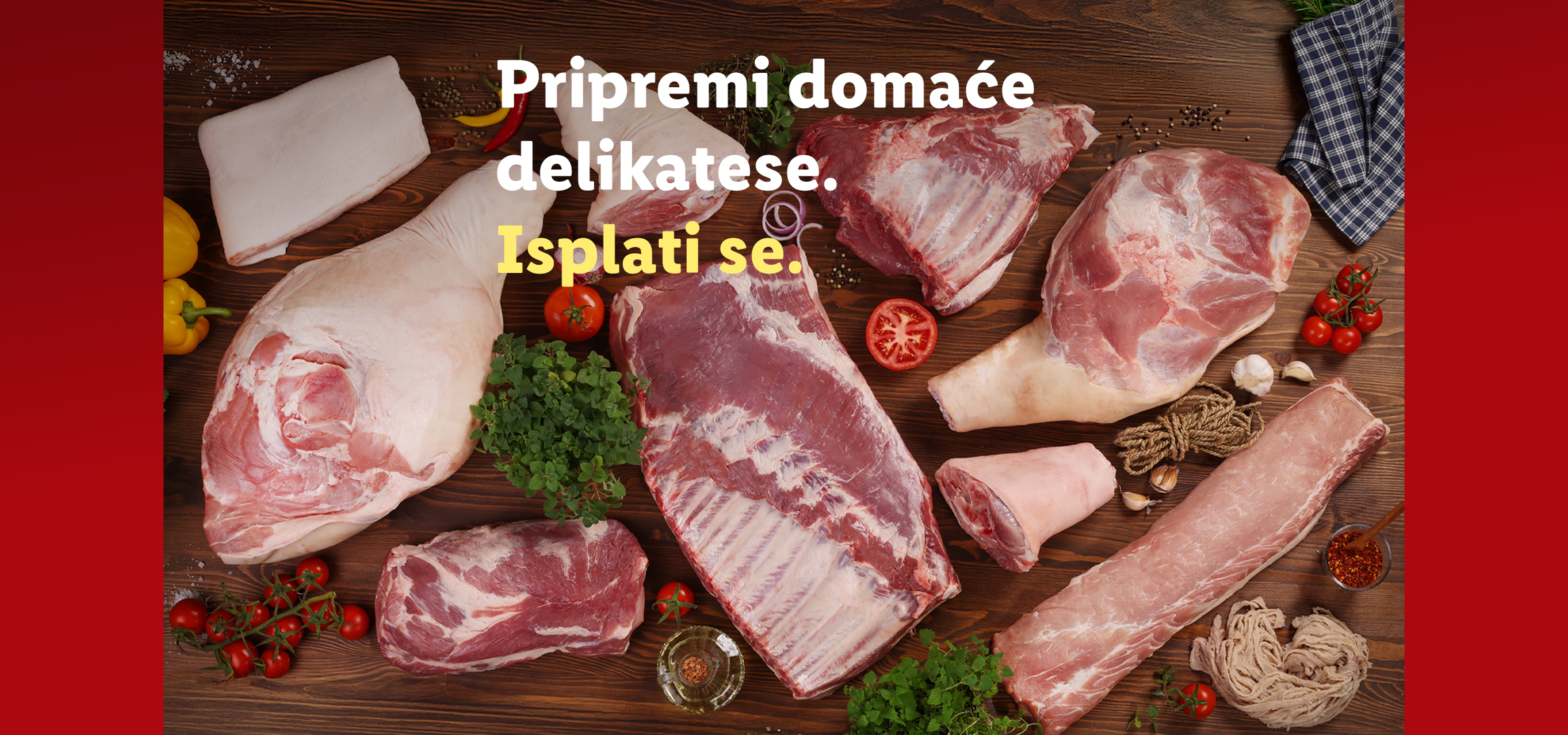 Sveže svinjsko meso i povrće na drvenoj podlozi sa tekstom: „Pripremi domaće delikatese. Isplati se.“