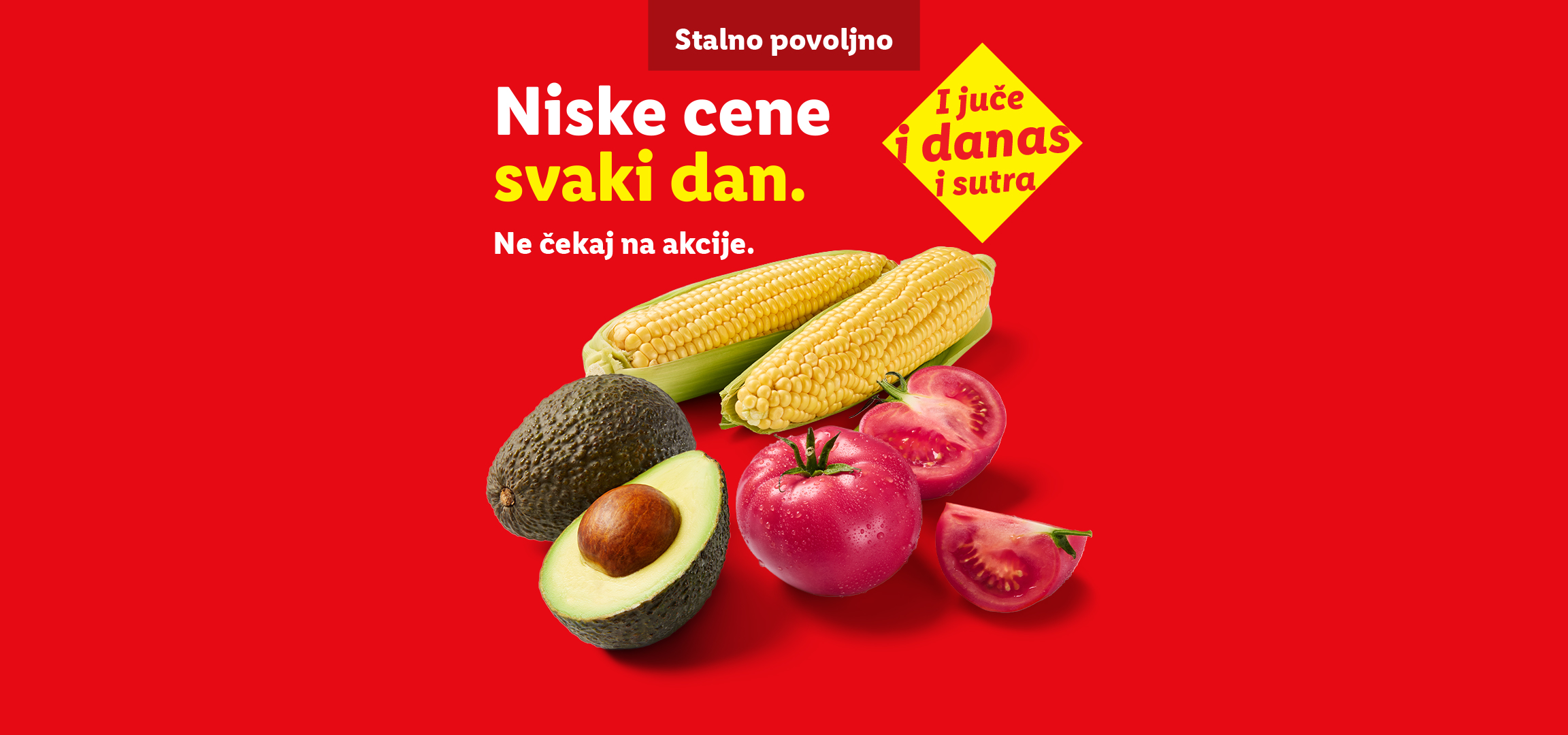 Sveže voće i povrće (nektarine, avokado, kukuruz, paradajz, šljive) na crvenoj pozadini sa tekstom o niskim cenama.