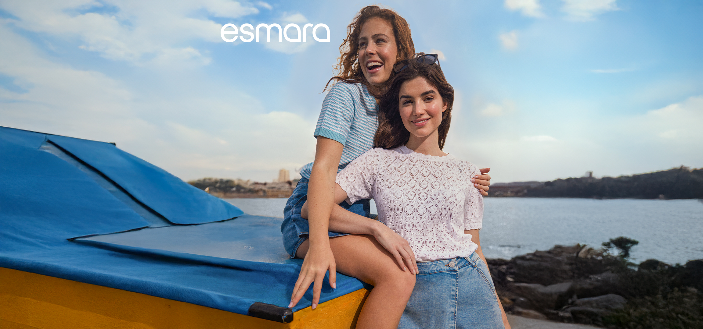 Žena u plavoj košulji i muškarac u tamnoplavoj majici na plaži.