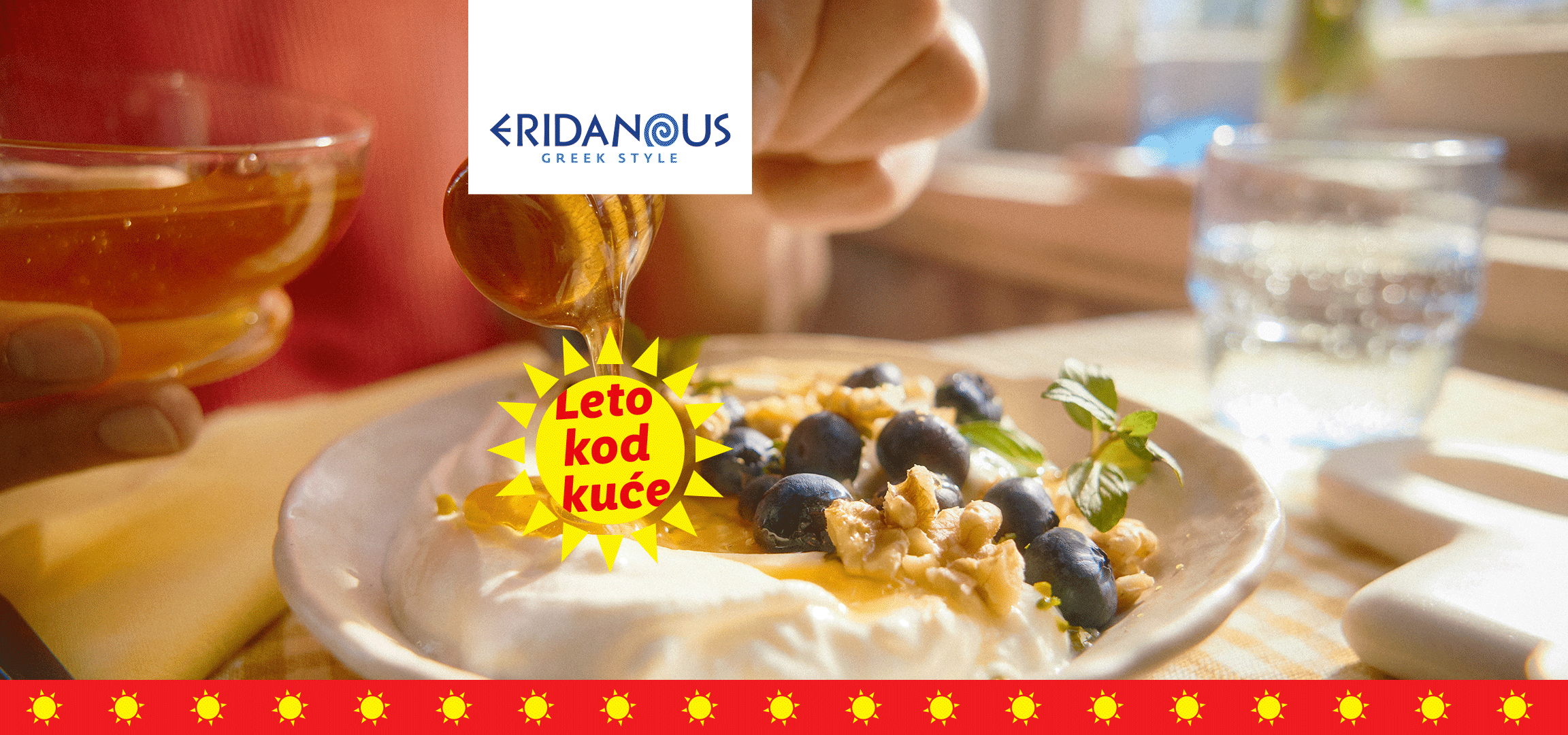 Grčki jogurt sa medom i bobičastim voćem, sarmice od vinove loze i punjene masline. Tema: Leto kod kuće.