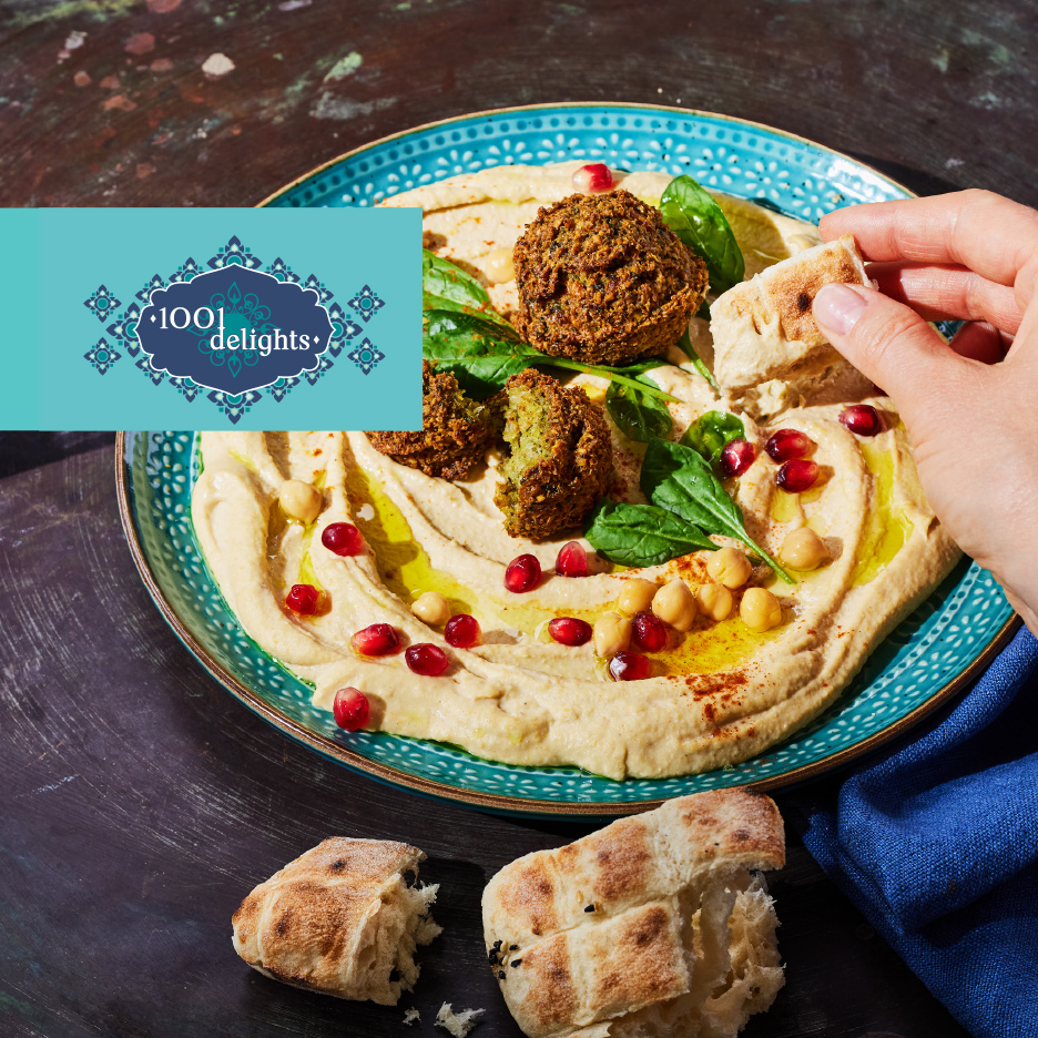 Humus sa falafelom, narom i leblebijama, uz hleb, sa logom „1001 delights“.