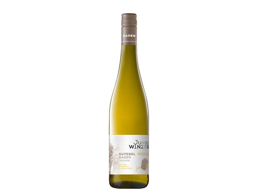 Boca belog vina sa etiketom na kojoj piše 'Junge Winzer Gutedel Reserve Baden Trocken'.