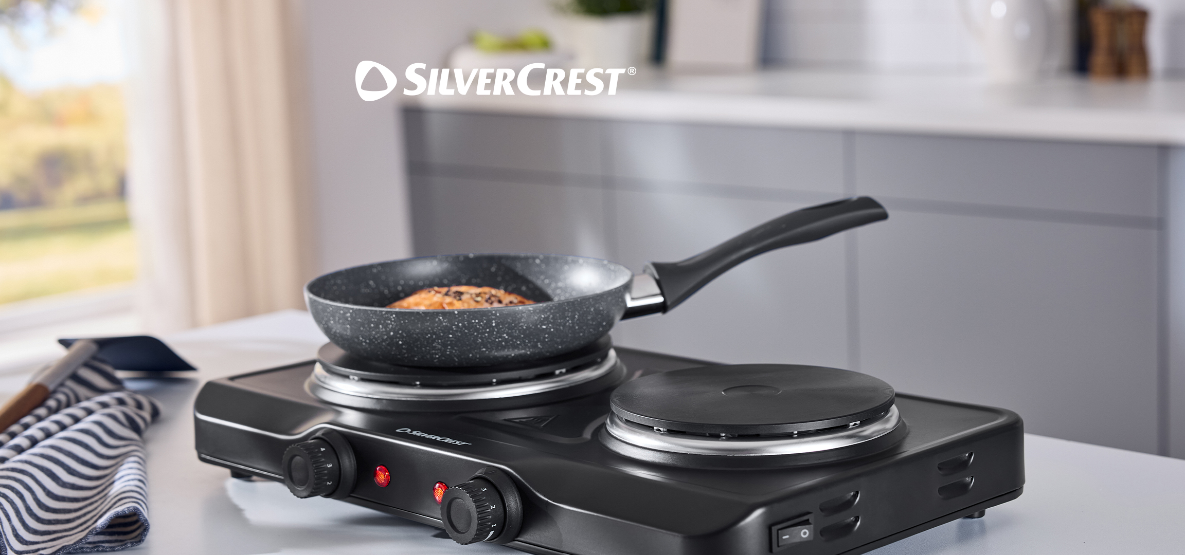 Kuhinjski aparati: prenosiva ringla sa tiganjem, toster i seckalica za hranu.