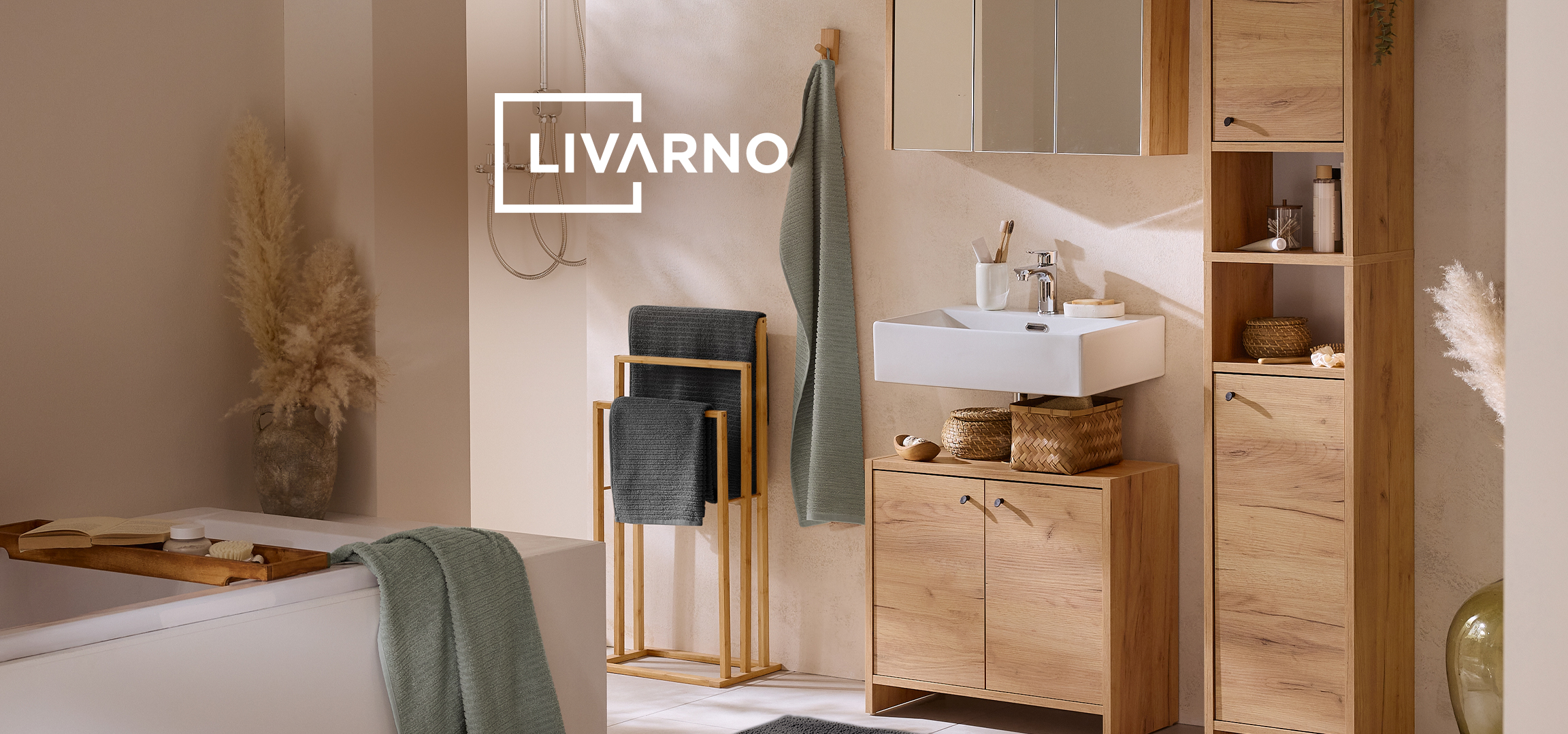 Kupatilo sa drvenim nameštajem, belim lavaboom, kadom i uvijačem za kosu na drvenoj površini.