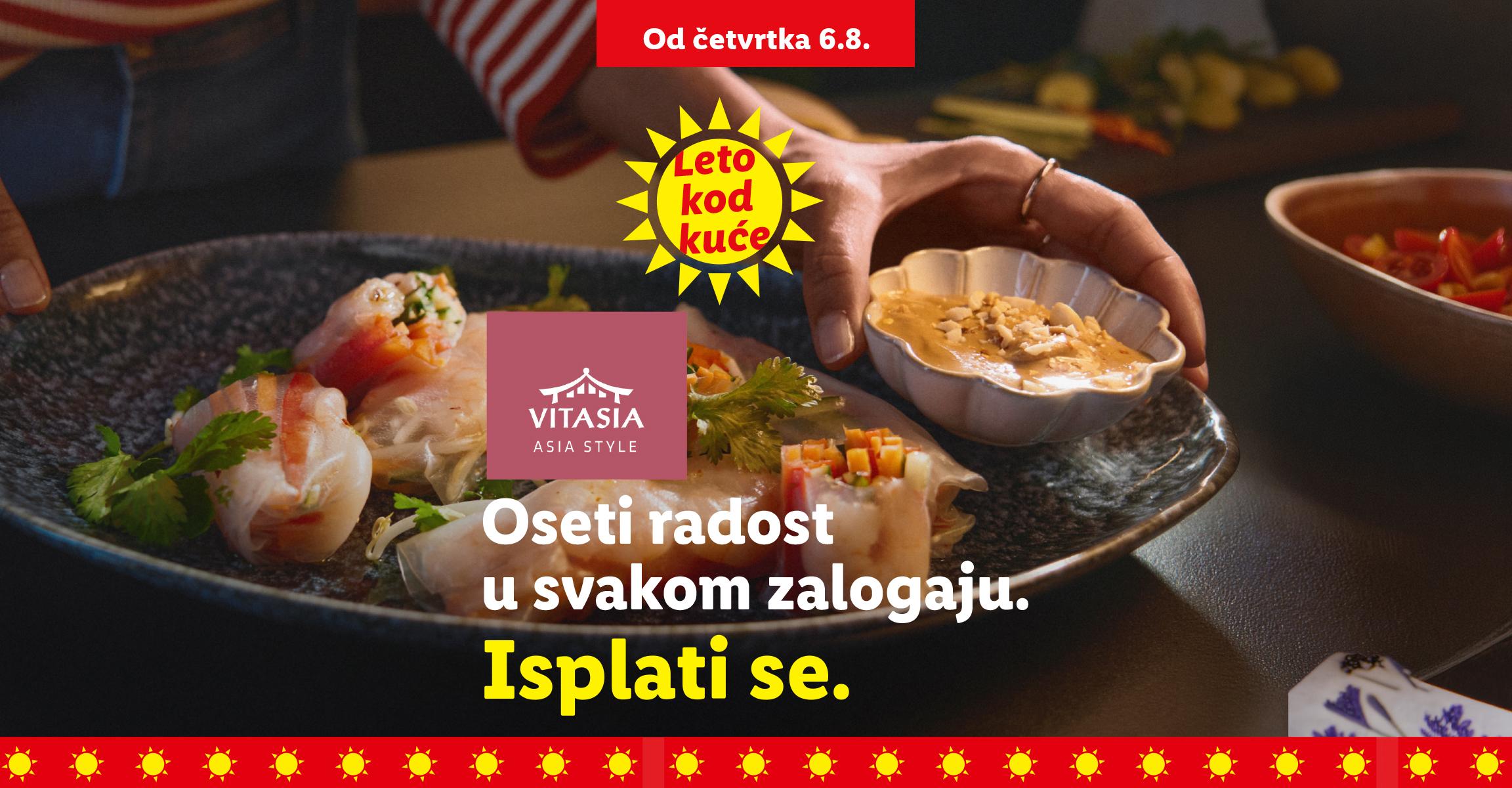 Žena jede azijsku hranu, sa tekstom „Oseti radost u svakom zalogaju. Isplati se.“ i „Leto kod kuće“.