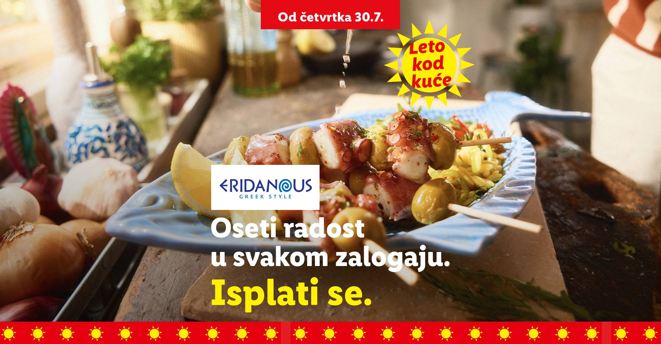 Ražnjići od hobotnice i maslina sa limunom, uz tekst: 'Oseti radost u svakom zalogaju. Isplati se. Od četvrtka 30.7. Leto kod kuće.'