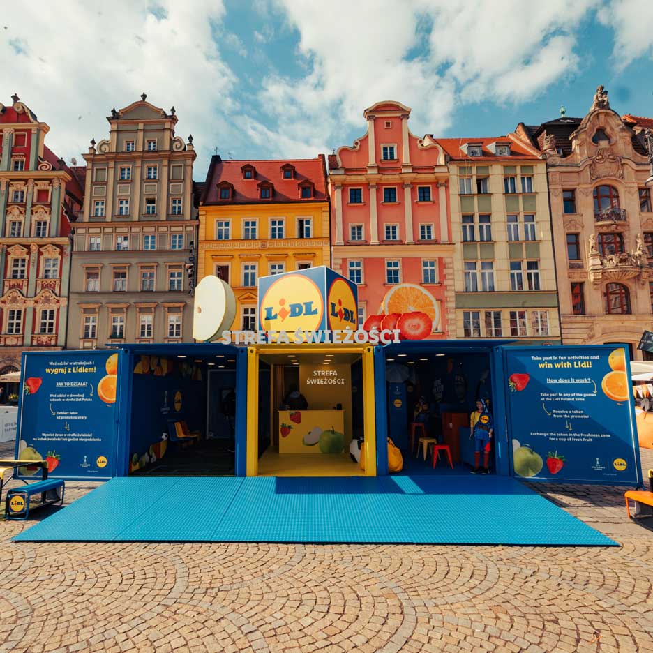 Lidl instalacija sa temom voća i povrća, sa igrama i aktivnostima, na gradskom trgu.