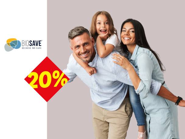Srećna porodica sa logotipom BioSave i popustom od 20%.