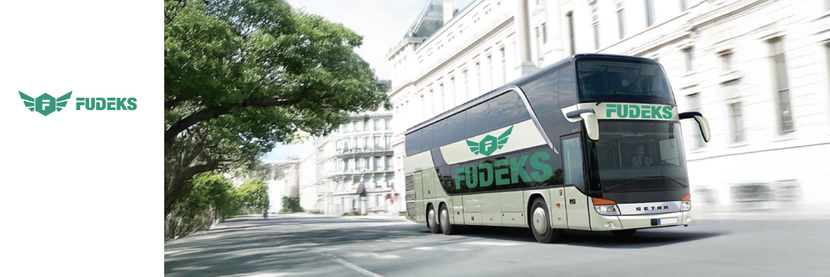 Dvostruki autobus Setra sa logom FUDEKS na putu.