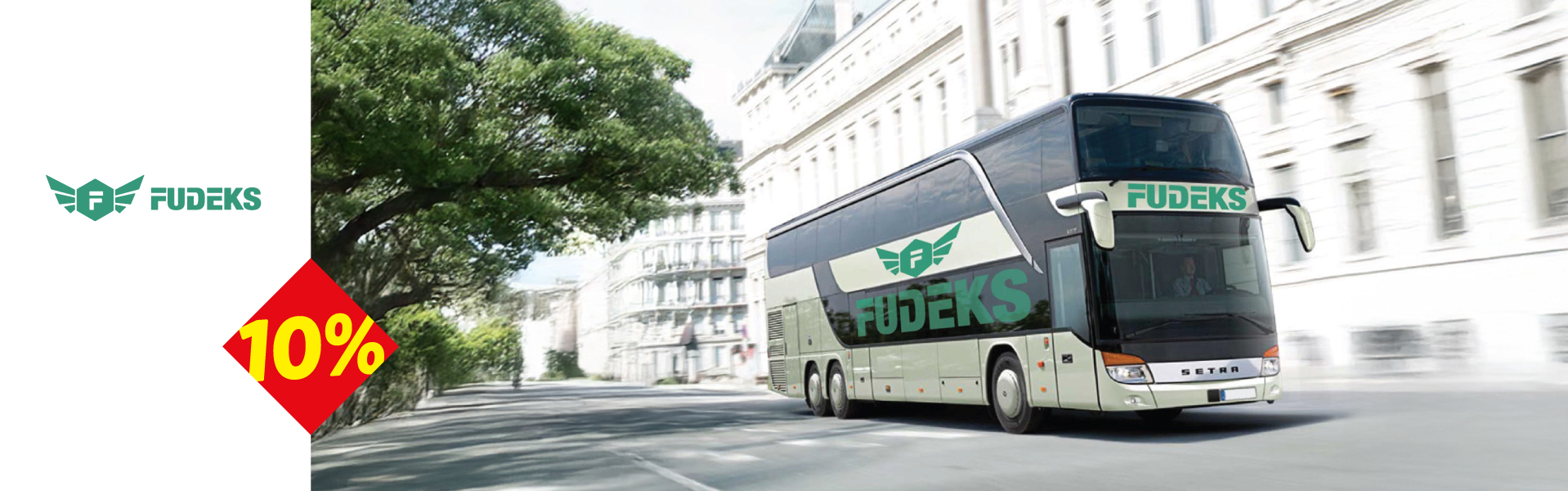 Autobus marke Setra sa logom FUDEKS na putu pored drveća i zgrada.