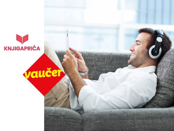 Muškarac leži na kauču sa slušalicama, gleda tablet, sa logom Knjigapriča i natpisom „vaučer“.