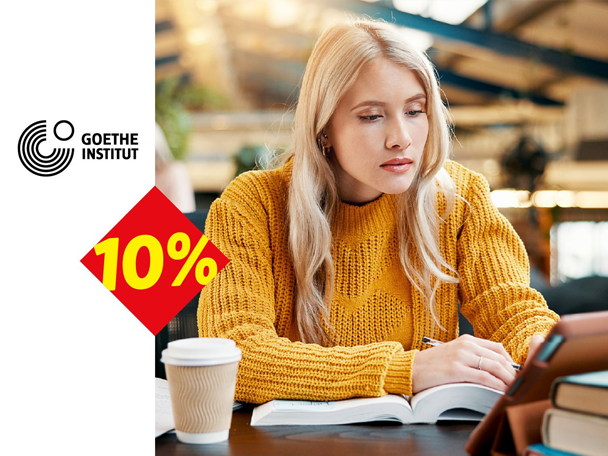 Mlada žena u žutom džemperu uči, sa logom Goethe Instituta i popustom od 10%.