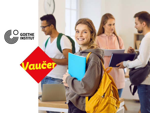 Studenti u učionici sa logotipom Goethe-Instituta i natpisom „Vaučer“.