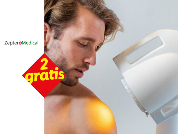 Muškarac koristi Zepter Medical uređaj za svetlosnu terapiju na ramenu.