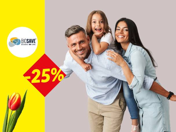 Srećna porodica sa detetom na leđima, popust od 25% i lala.