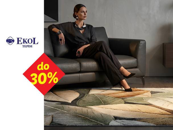 Žena sedi na sofi, a na podu je tepih sa dezenom lišća. Popust do 30%.