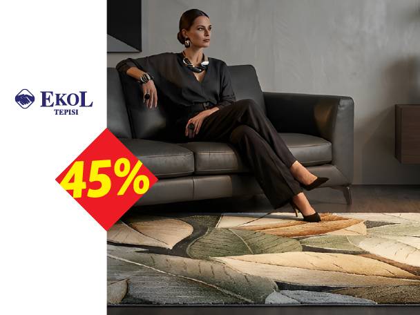 Žena sedi na sofi, a na podu je tepih sa dezenom lišća, sa popustom od 45%.