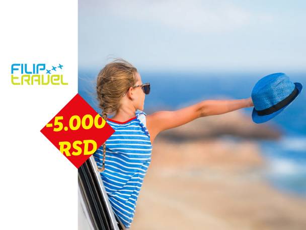 Žena u autu sa šeširom, pogled na more, popust od 5.000 RSD.