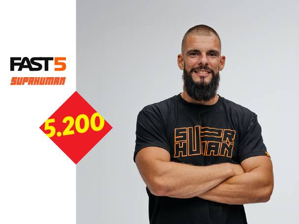 Muškarac u crnoj majici sa narandžastim natpisom, sa logom 'FAST 5' i brojem '5.200' u crvenom rombu.