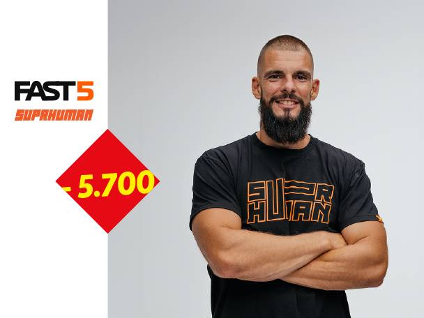 Muškarac sa bradom u crnoj majici sa natpisom, pored logotipa i broja -5.700.