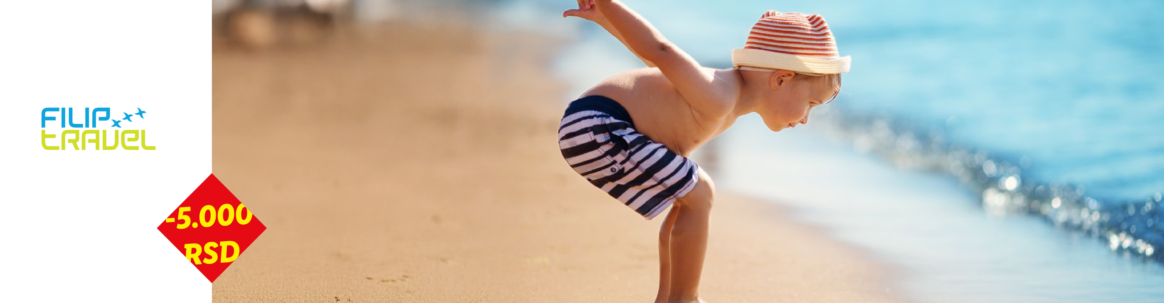 Dečak u prugastom šortsu i šeširu na plaži, sa popustom od -5.000 RSD.