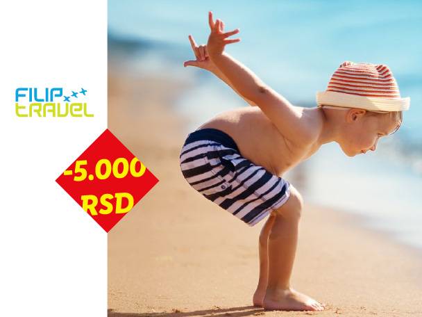 Dečak u kupaćem kostimu i šeširu na plaži, sa popustom od 5.000 RSD.