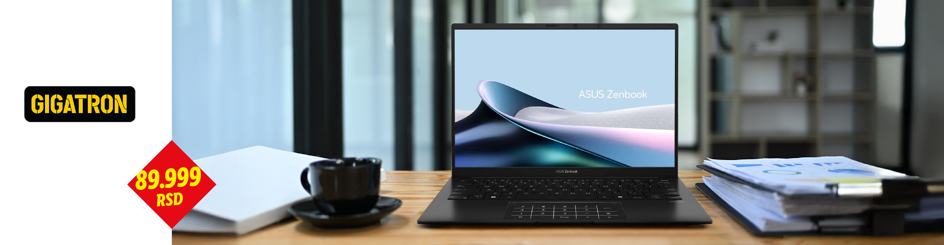 Laptop na drvenom stolu sa šoljom kafe i dokumentima, cena 89.999 RSD.