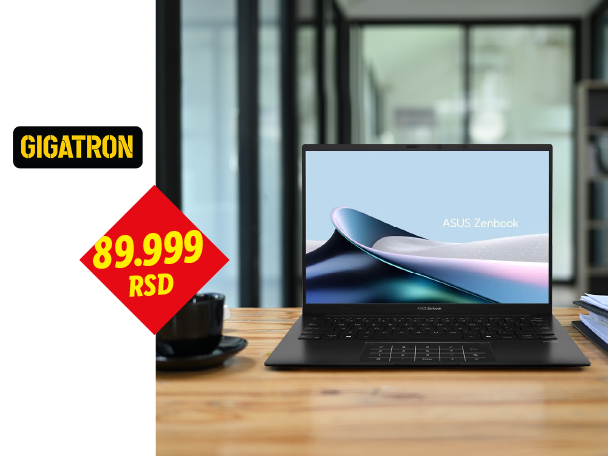 Laptop na drvenom stolu sa šoljom kafe, cena 89.999 RSD.