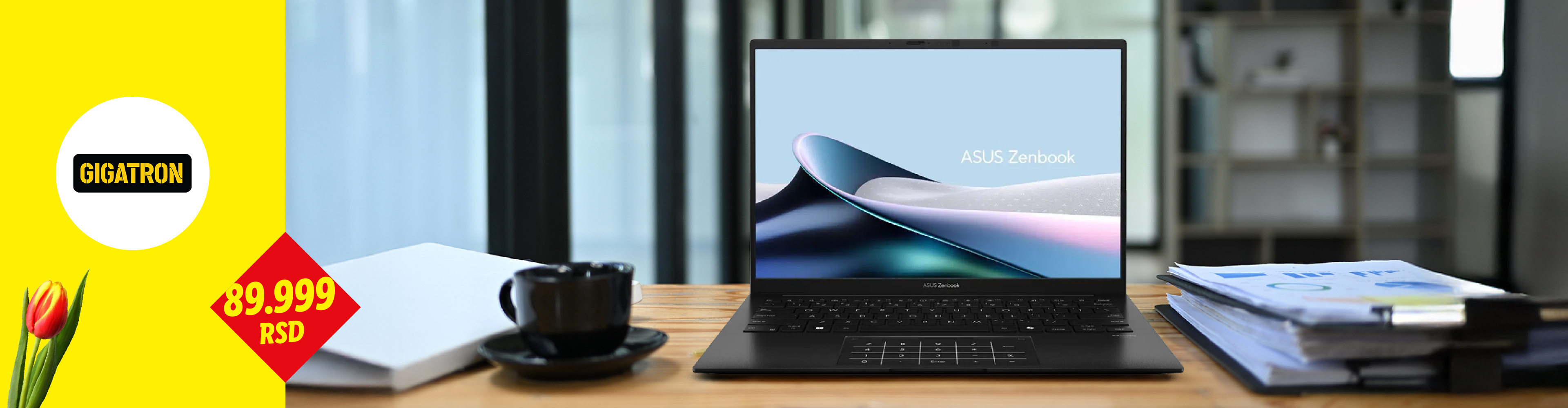 Laptop računar na drvenom stolu sa šoljom kafe, cvećem i dokumentima, sa cenom od 89.999 RSD.