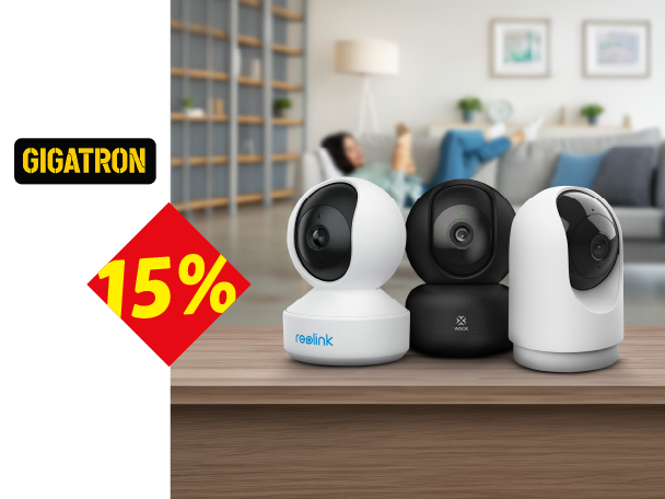 Tri sigurnosne kamere na drvenom stolu, sa 15% popusta i logom Gigatron, u pozadini dnevna soba.