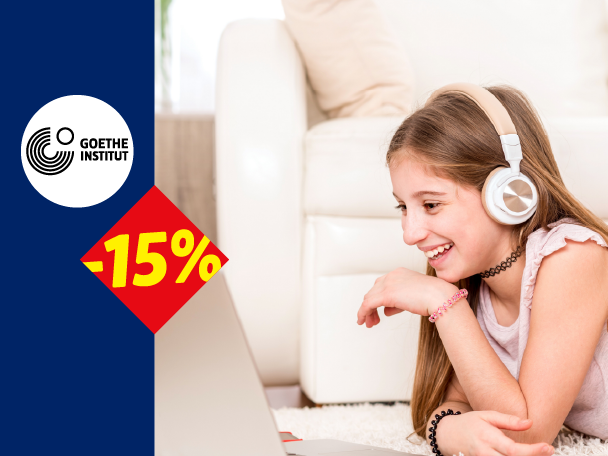 Devojčica sa slušalicama gleda u laptop, sa logotipom i popustom od 15% u pozadini.