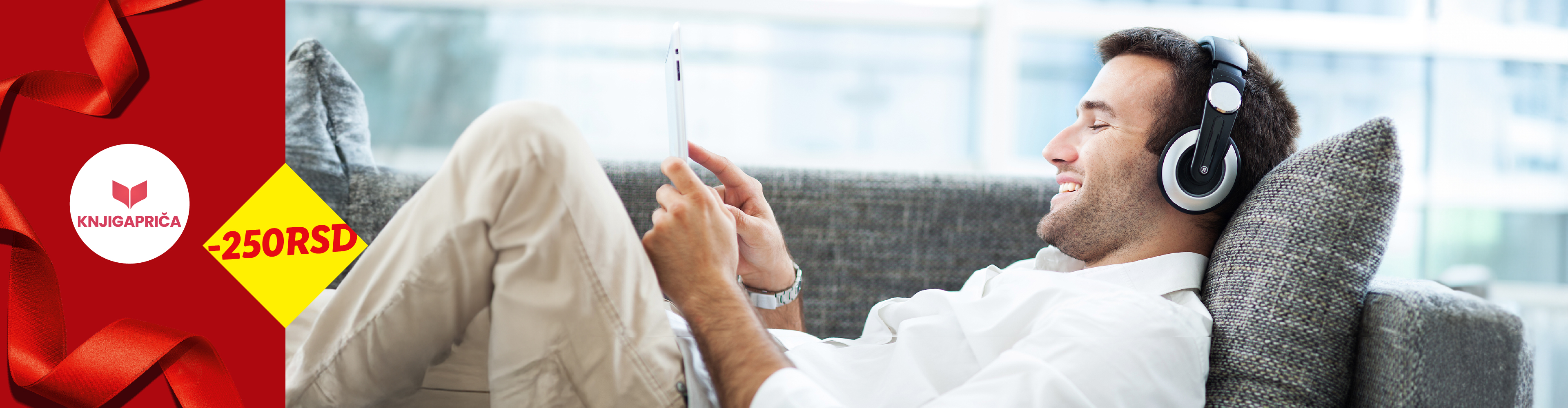 Muškarac sa slušalicama i tabletom na kauču, sa logom Knjigapriča i popustom od -250 RSD.