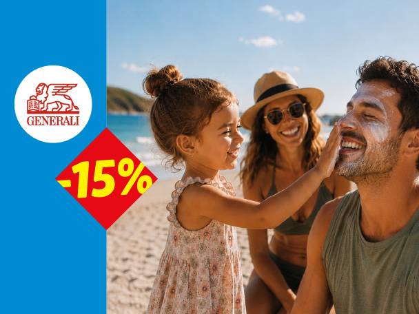 Porodica na plaži, dete maže kremu za sunčanje ocu, sa popustom od 15%.