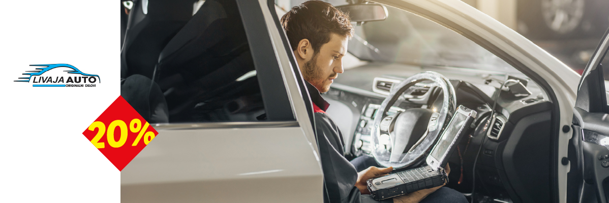 Mehaničar u automobilu sa dijagnostičkim alatom, sa logom auto-servisa i popustom od 20%.