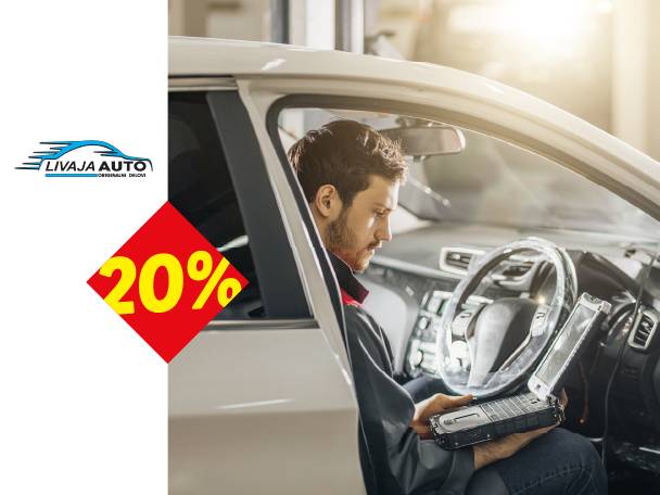 Mehaničar u automobilu sa laptopom, sa logom auto servisa i 20% popusta.