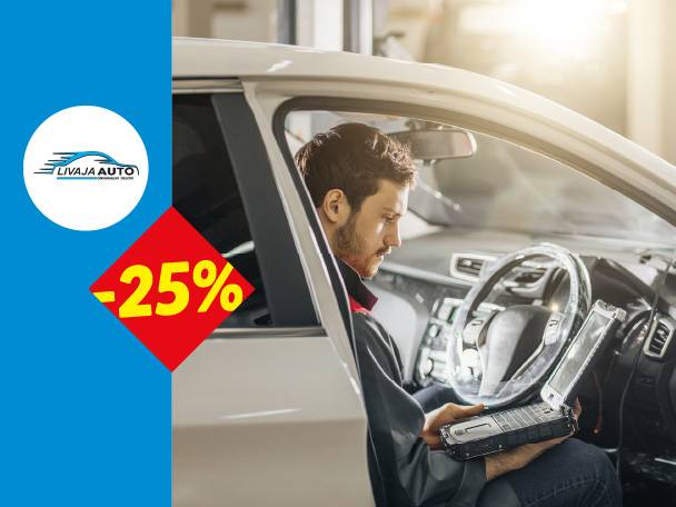 Mehaničar u automobilu sa dijagnostičkim uređajem, sa popustom od 25% na usluge.